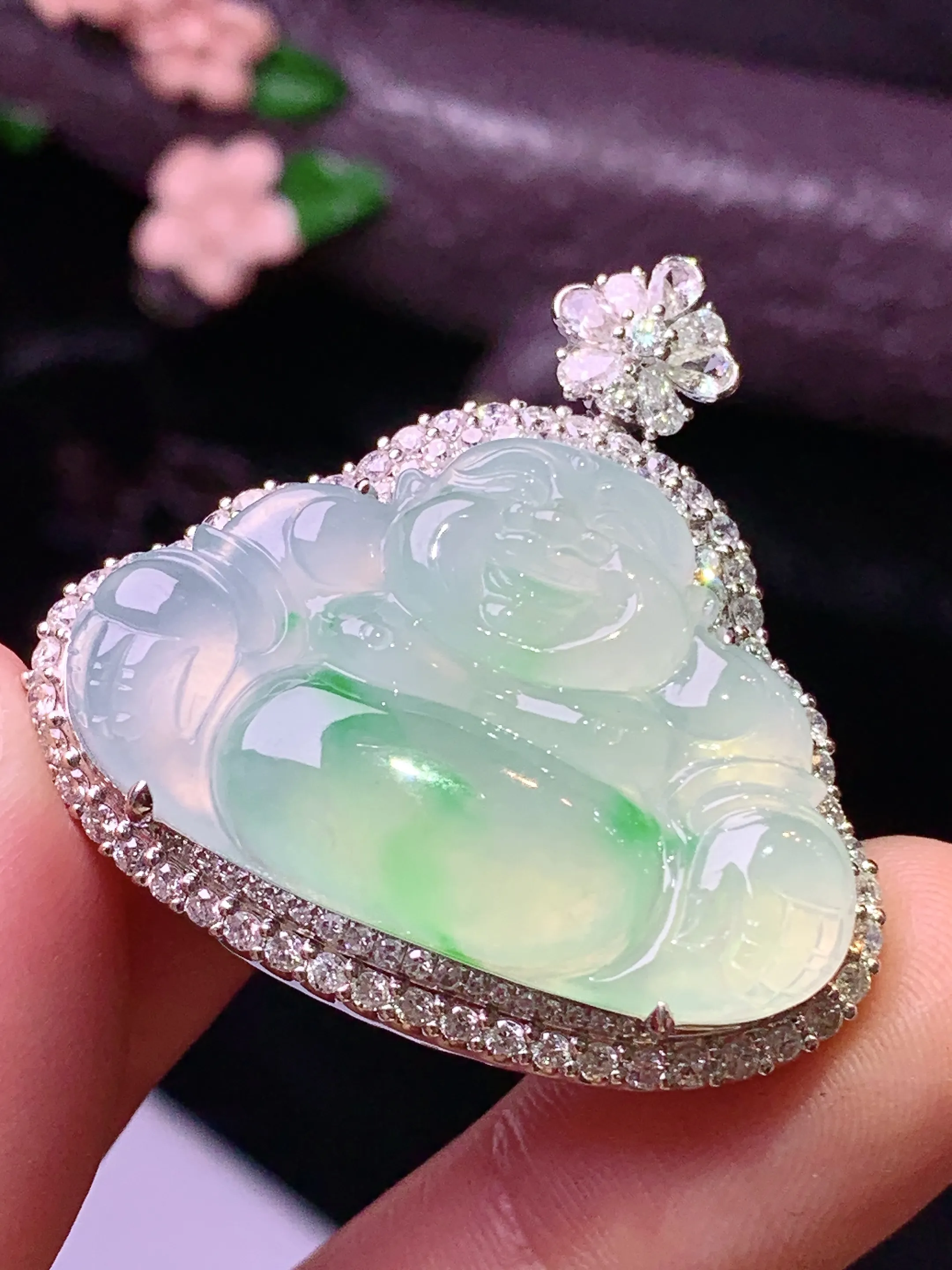 18k金钻镶嵌飘绿佛公吊坠 玉质细腻 色泽清新艳丽 整体尺寸33.8*35.5*12.6