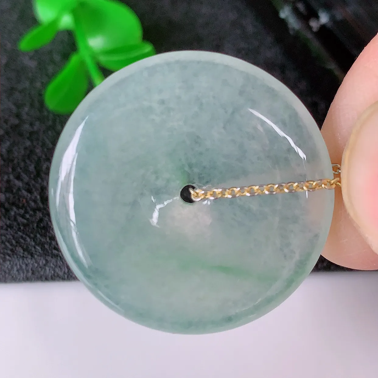 自然光实拍，冰种飘花翡翠平安扣吊坠，玉扣，平安是福；很美的料子，平安扣佩戴优雅迷人！#57.17