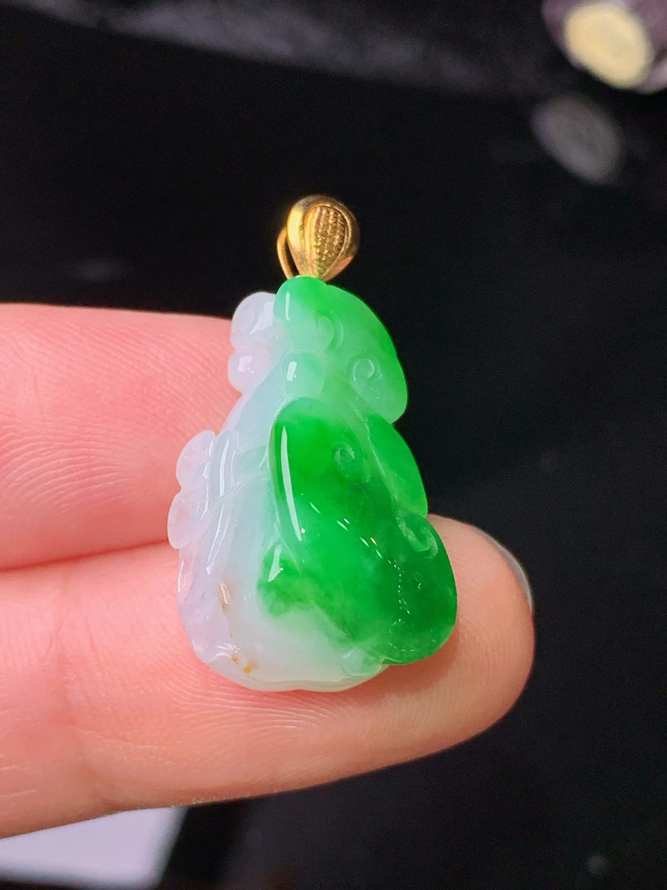 18k金镶嵌飘绿如意吊坠 玉质细腻 色泽清新艳丽 整体尺寸27*13.8*9.5