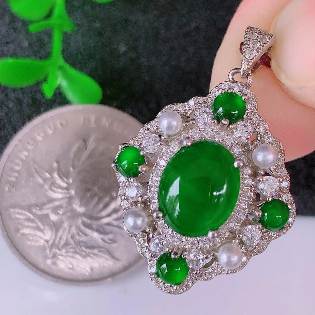 冰透满绿翡翠925银镶嵌吊坠，自然光实拍，翠色灵动，颜色漂亮，种老水足，品相佳，佩戴佳品！#97.17整体29.5*20.5*9裸石 10*8