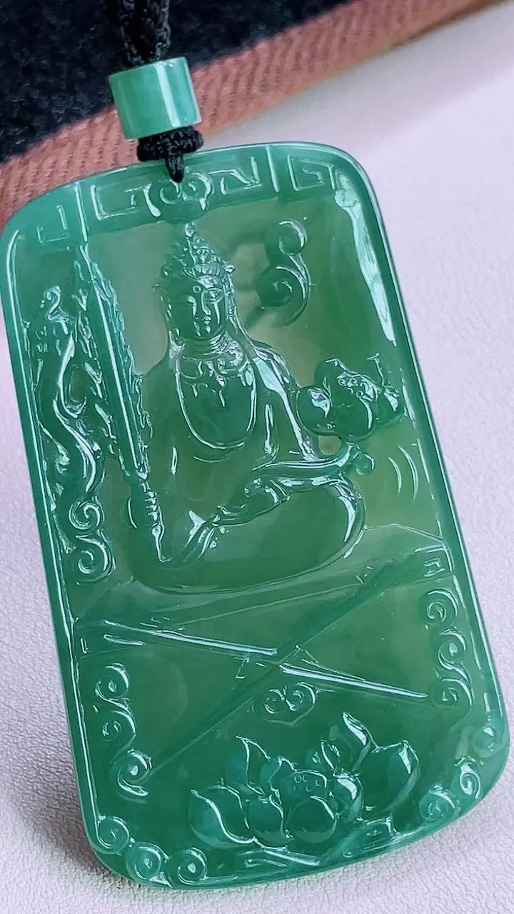 【翡翠名称】老坑种冰晴绿虚空藏菩萨吊坠挂件
【翡翠尺寸】68.2/41.5/5mm
【翡翠描述】缅甸