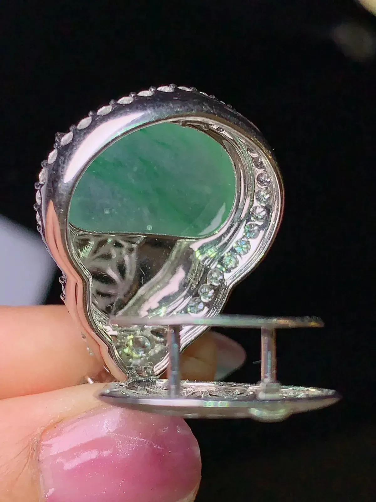 18k金钻镶嵌冰种飘绿葫芦吊坠 玉质细腻 色泽艳丽 整体尺寸36.5*23*14.2