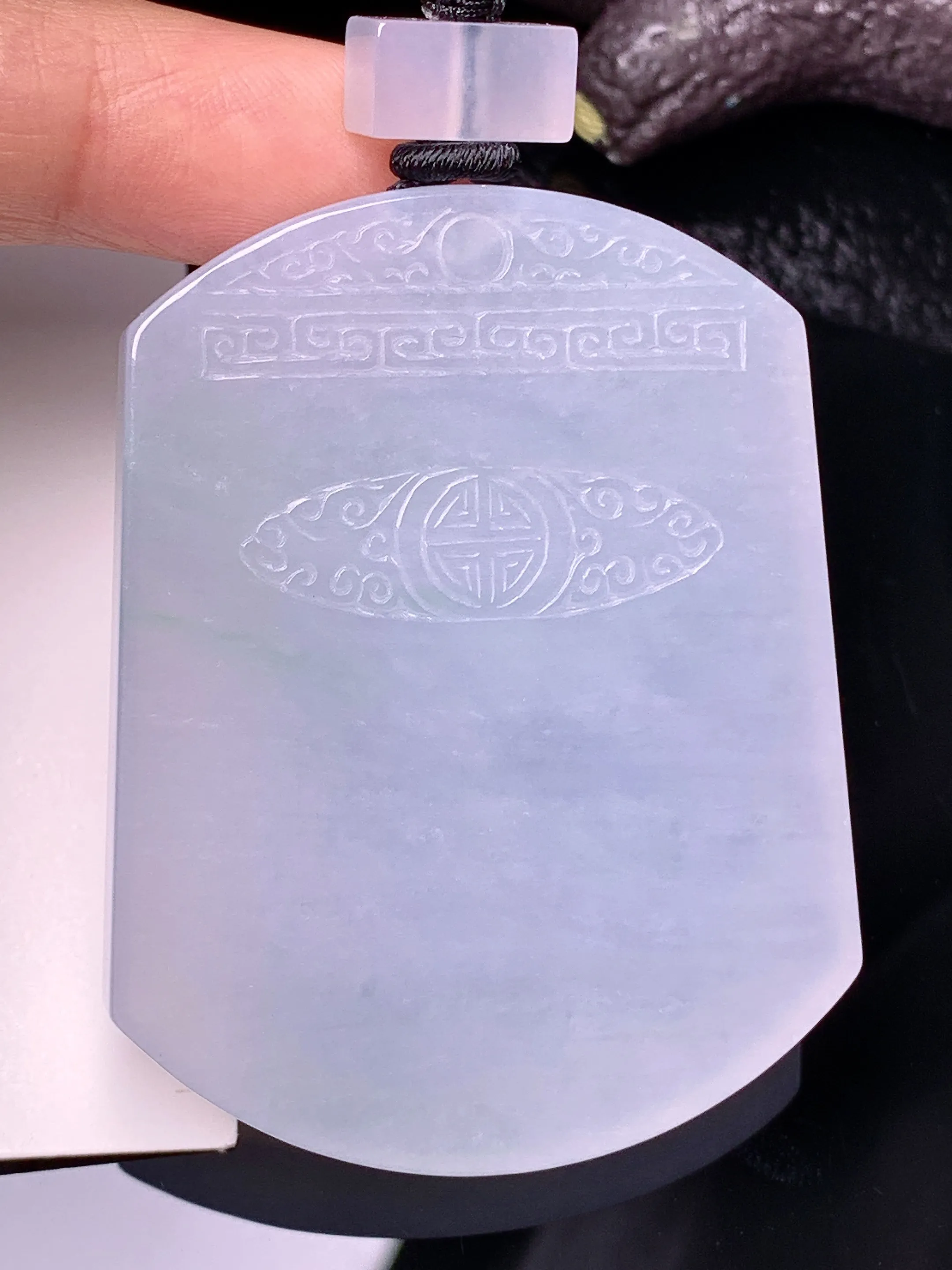 冰种飘绿无事牌吊坠 玉质细腻 色泽清新艳丽 整体尺寸53.2*41.5*6