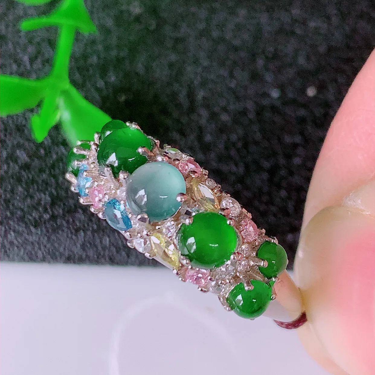 冰透满绿翡翠925银镶嵌戒面，自然光实拍，翠色灵动，颜色漂亮，种老水足，品相佳，佩戴佳品！#97.1