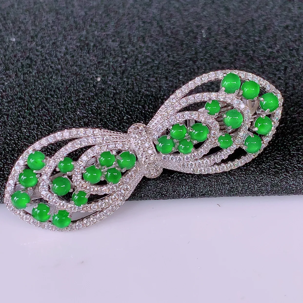 冰透满绿翡翠925银镶嵌胸针，自然光实拍，翠色灵动，颜色漂亮，种老水足，品相佳，佩戴佳品！#97.17整体48*16*12裸石2.8*2.8