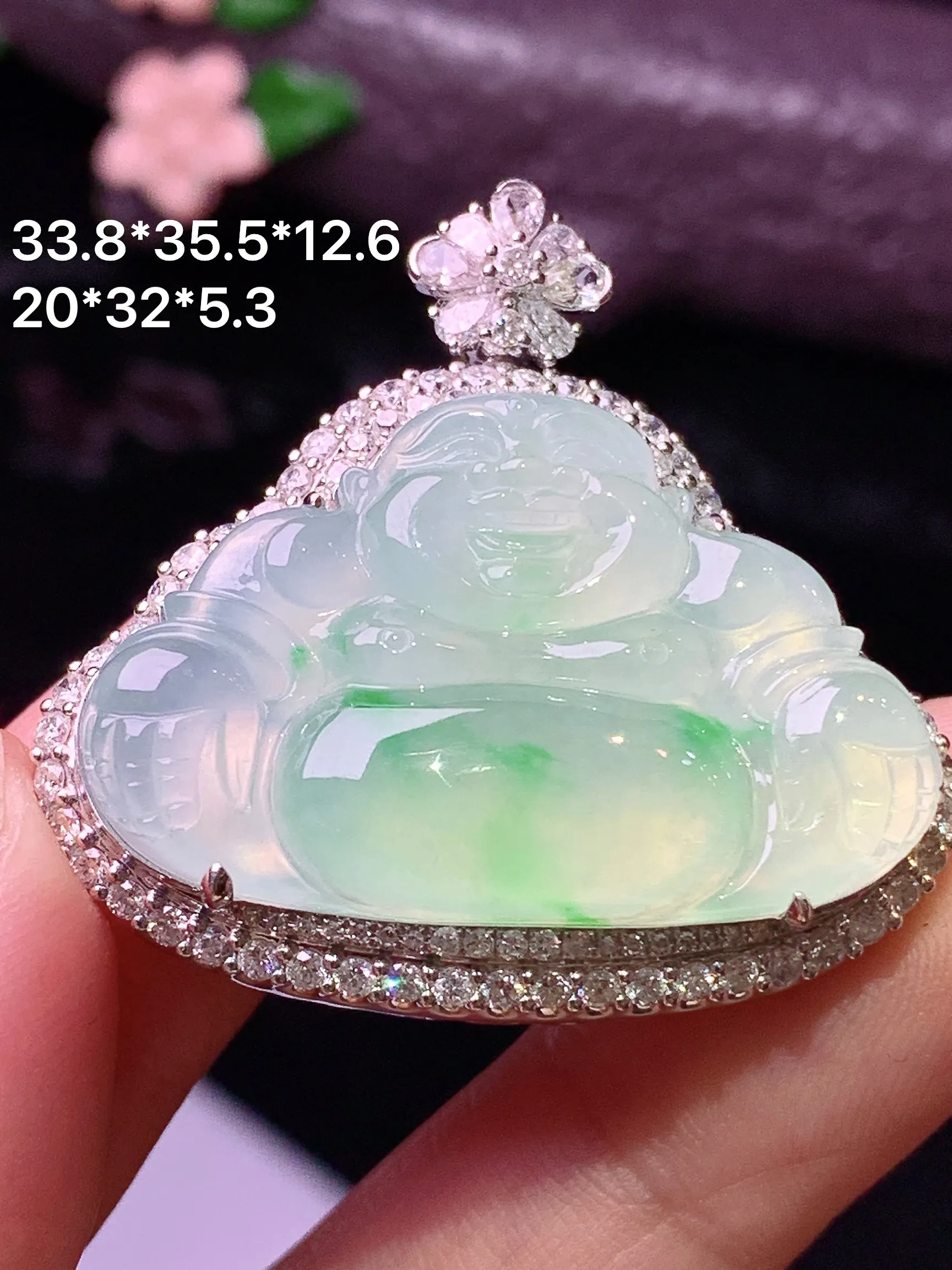 18k金钻镶嵌飘绿佛公吊坠 玉质细腻 色泽清新艳丽 整体尺寸33.8*35.5*12.6