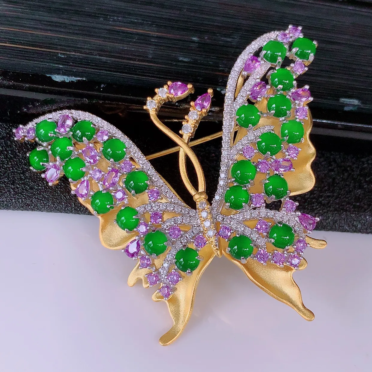 冰透满绿翡翠925银镶嵌蝴蝶胸针，自然光实拍，翠色灵动，颜色漂亮，种老水足，品相佳，佩戴佳品！#97.17整体48.5*42.5*9裸石3*3