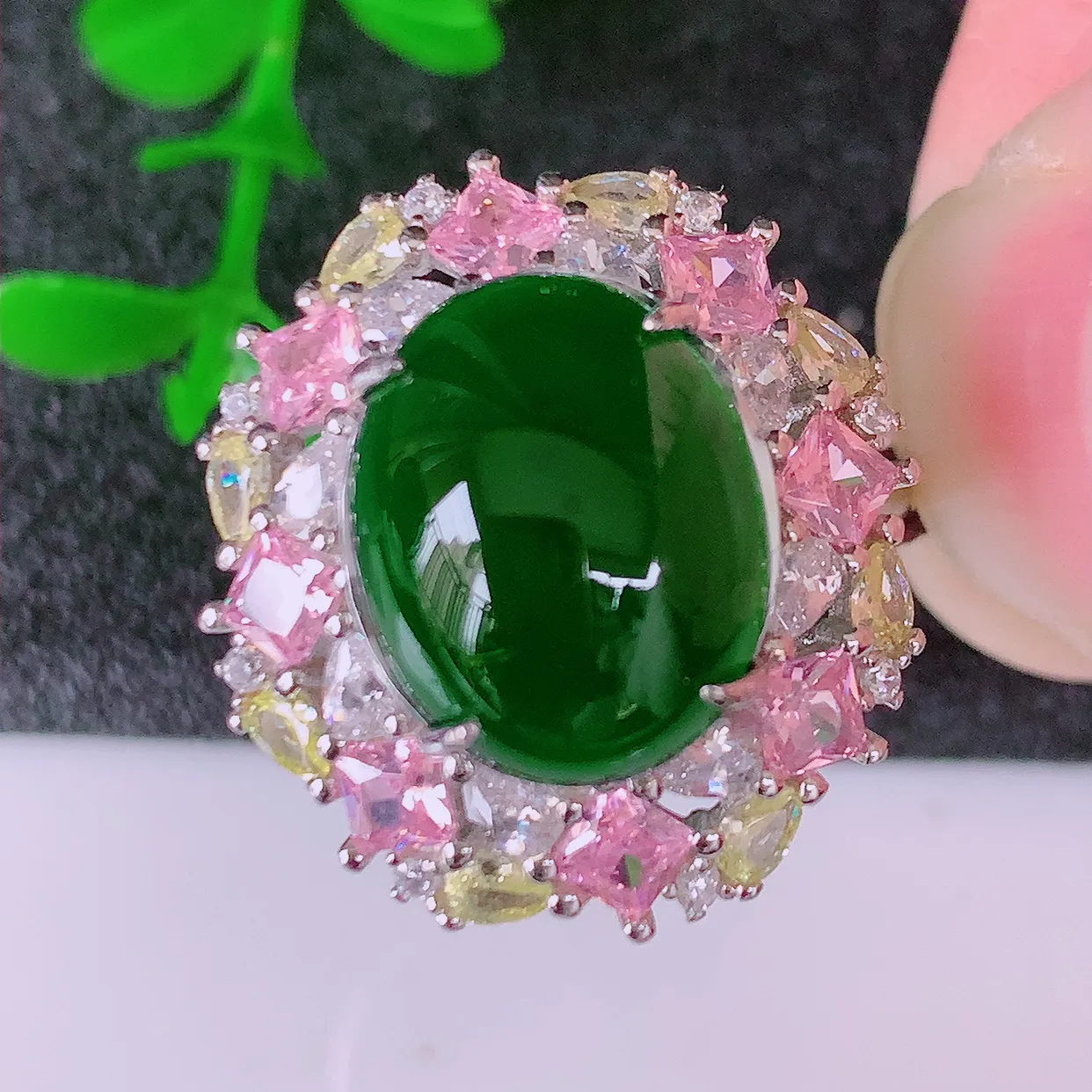 大颗冰透满绿翡翠蛋面925银镶嵌戒面，自然光实拍，翠色灵动，颜色漂亮，种老水足，品相佳，佩戴佳品！#97.17（圈口可调大小）整体29*18.5*8.8裸石13.5-11