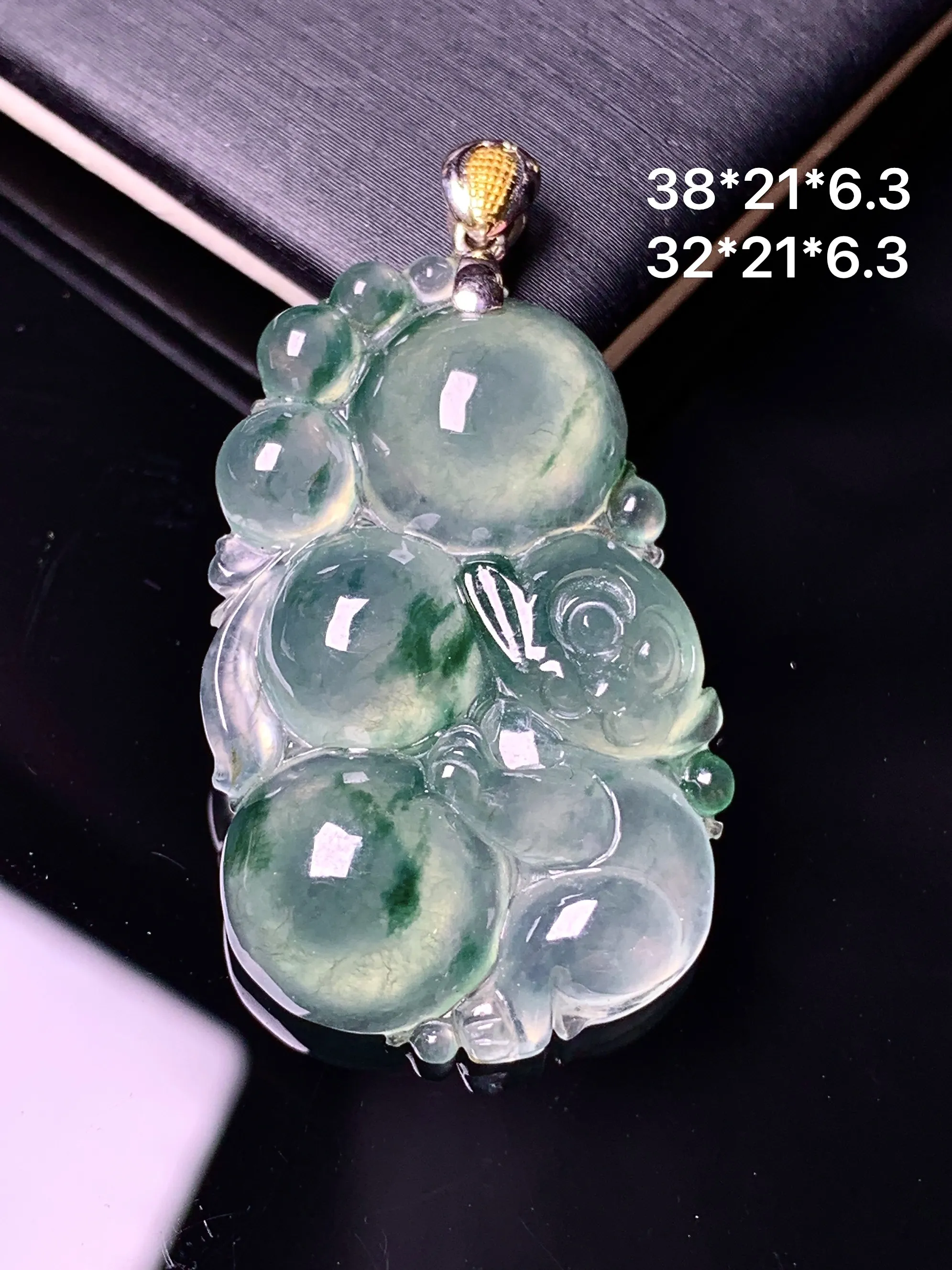 18k金镶嵌冰种灵猴献寿吊坠 玉质细腻 色泽清新艳丽 整体尺寸38*21*6.3