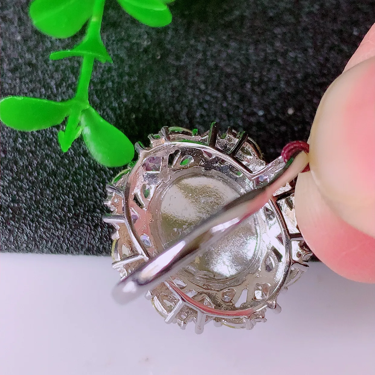 大颗冰透满绿翡翠蛋面925银镶嵌戒面，自然光实拍，翠色灵动，颜色漂亮，种老水足，品相佳，佩戴佳品！#97.17（圈口可调大小）整体29*18.5*8.8裸石13.5-11