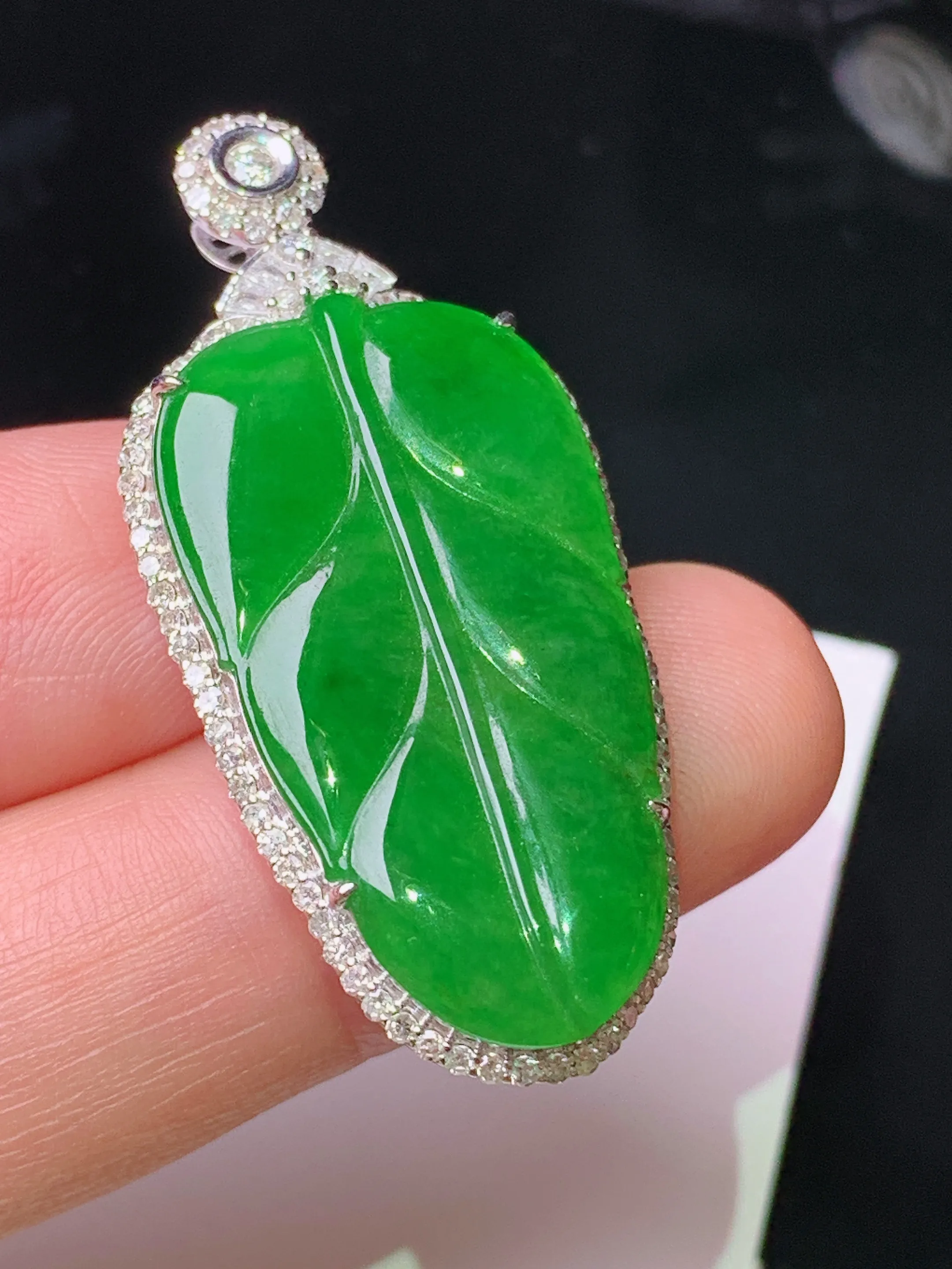 18k金钻镶嵌满绿树叶吊坠 玉质细腻 色泽清新艳丽 整体尺寸40.5*18.5*6.8