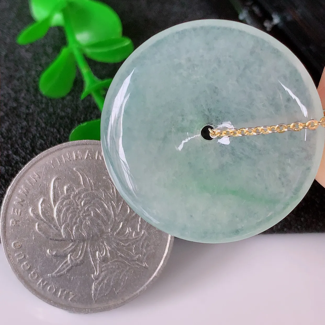 自然光实拍，冰种飘花翡翠平安扣吊坠，玉扣，平安是福；很美的料子，平安扣佩戴优雅迷人！#57.17