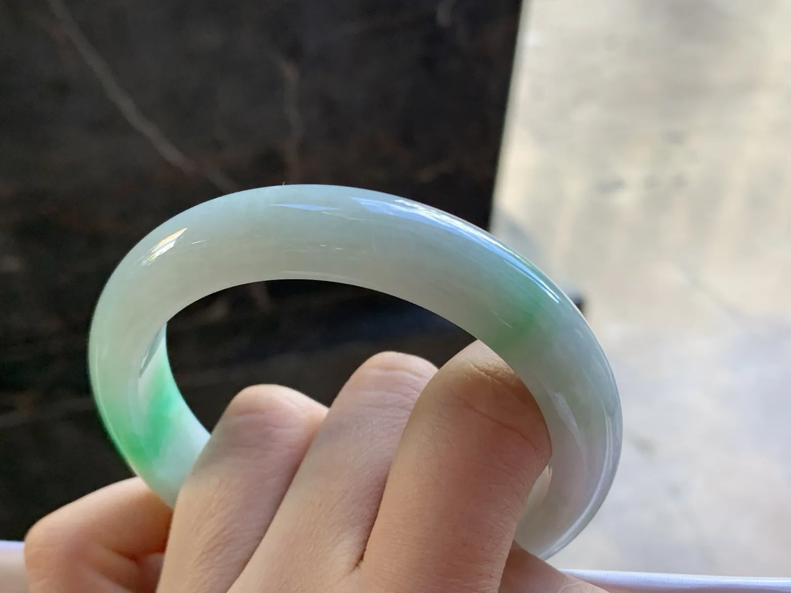 56.5-12.4-8.6

带色手镯^_^玉质温润 颜色鲜艳