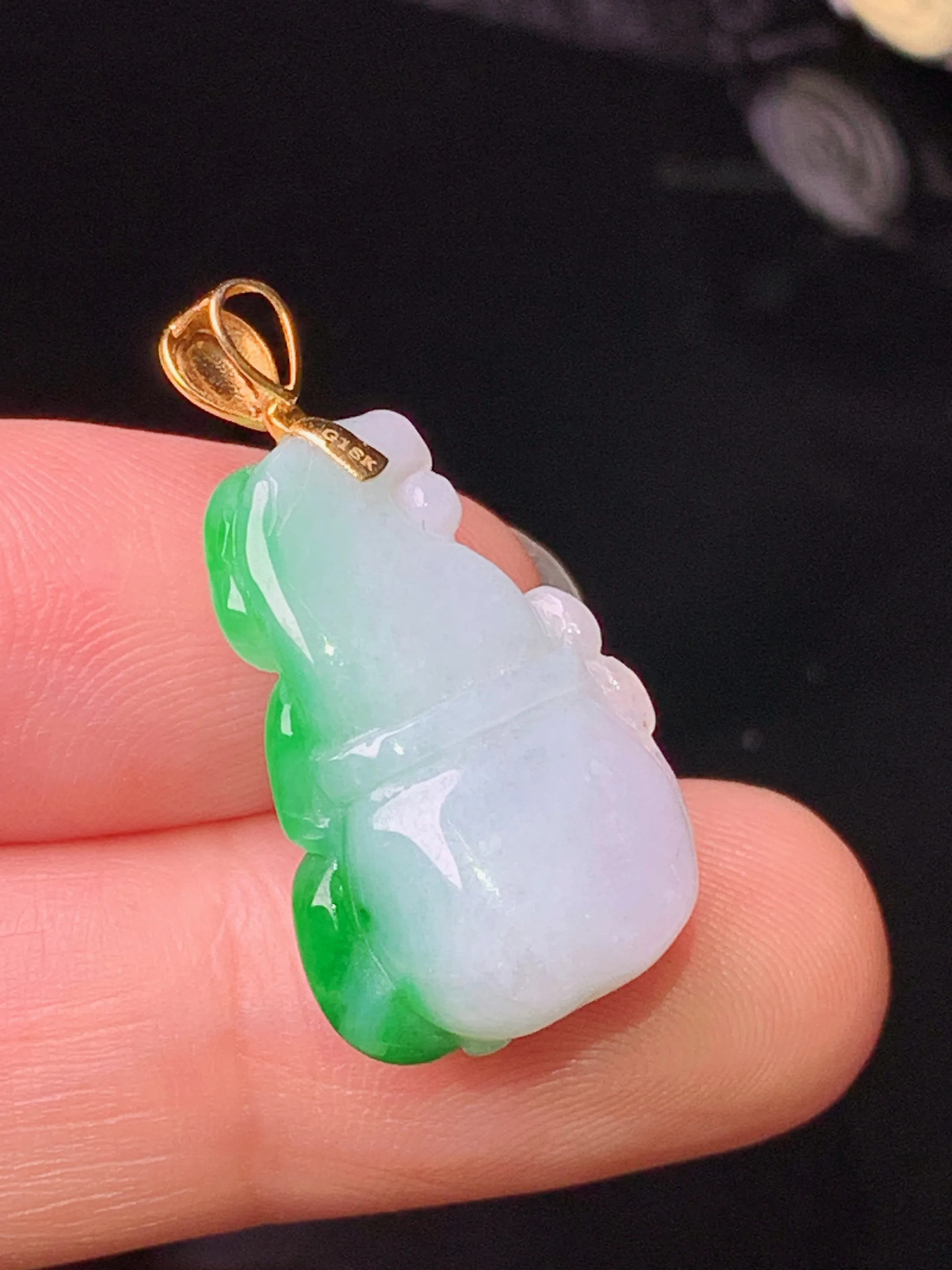 18k金镶嵌飘绿如意吊坠 玉质细腻 色泽清新艳丽 整体尺寸27*13.8*9.5