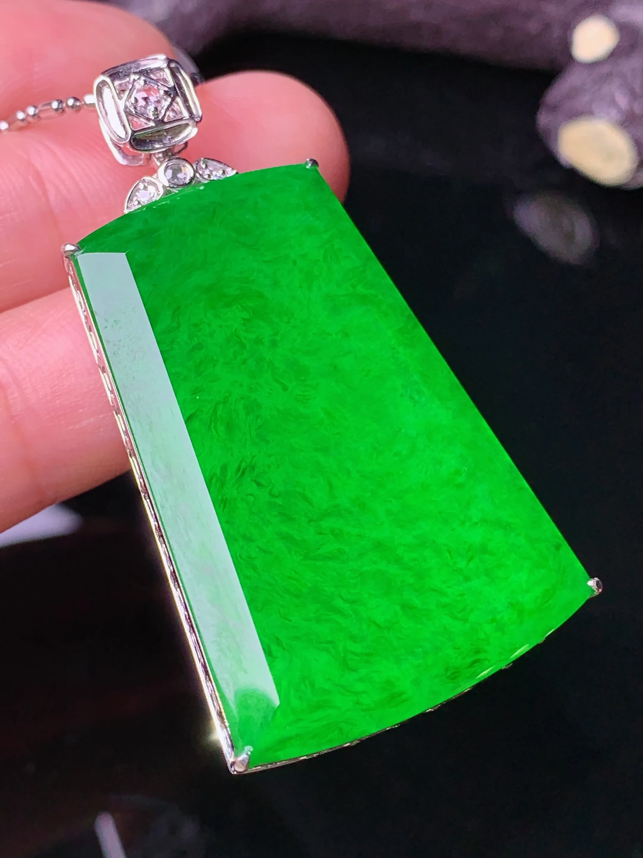 18k金钻镶嵌满绿无事牌吊坠 玉质细腻 色泽清新艳丽 整体尺寸47.3*26.5*6.8