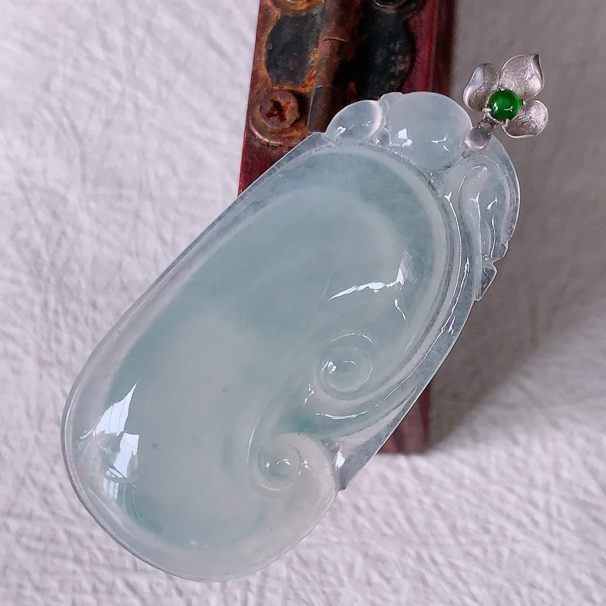 18K金镶嵌冰种翡翠如意吊坠，简单的镶嵌设计、让玉坠百搭又精致，寓意着吉祥，事事如意！#12.17整体44.5裸石38.5*20*5