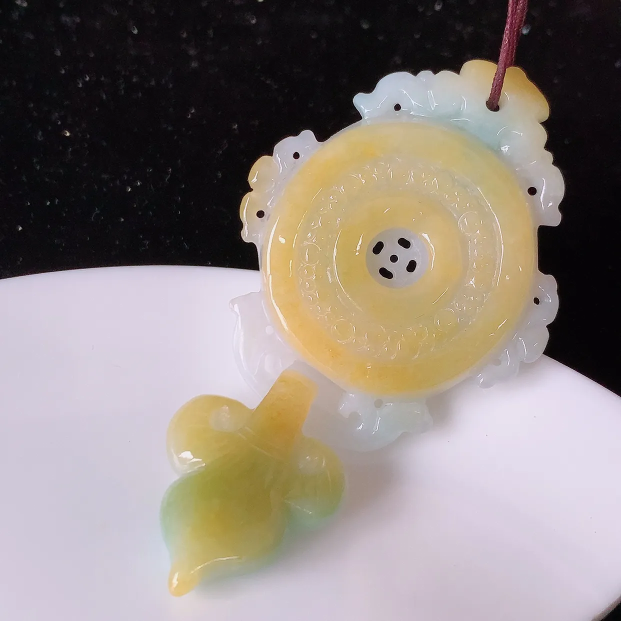 自然光实拍，冰润黄加绿翡翠时来运转吊坠，种老水足，雕工精湛 ，寓意美好，佩戴时尚出众！#60.17