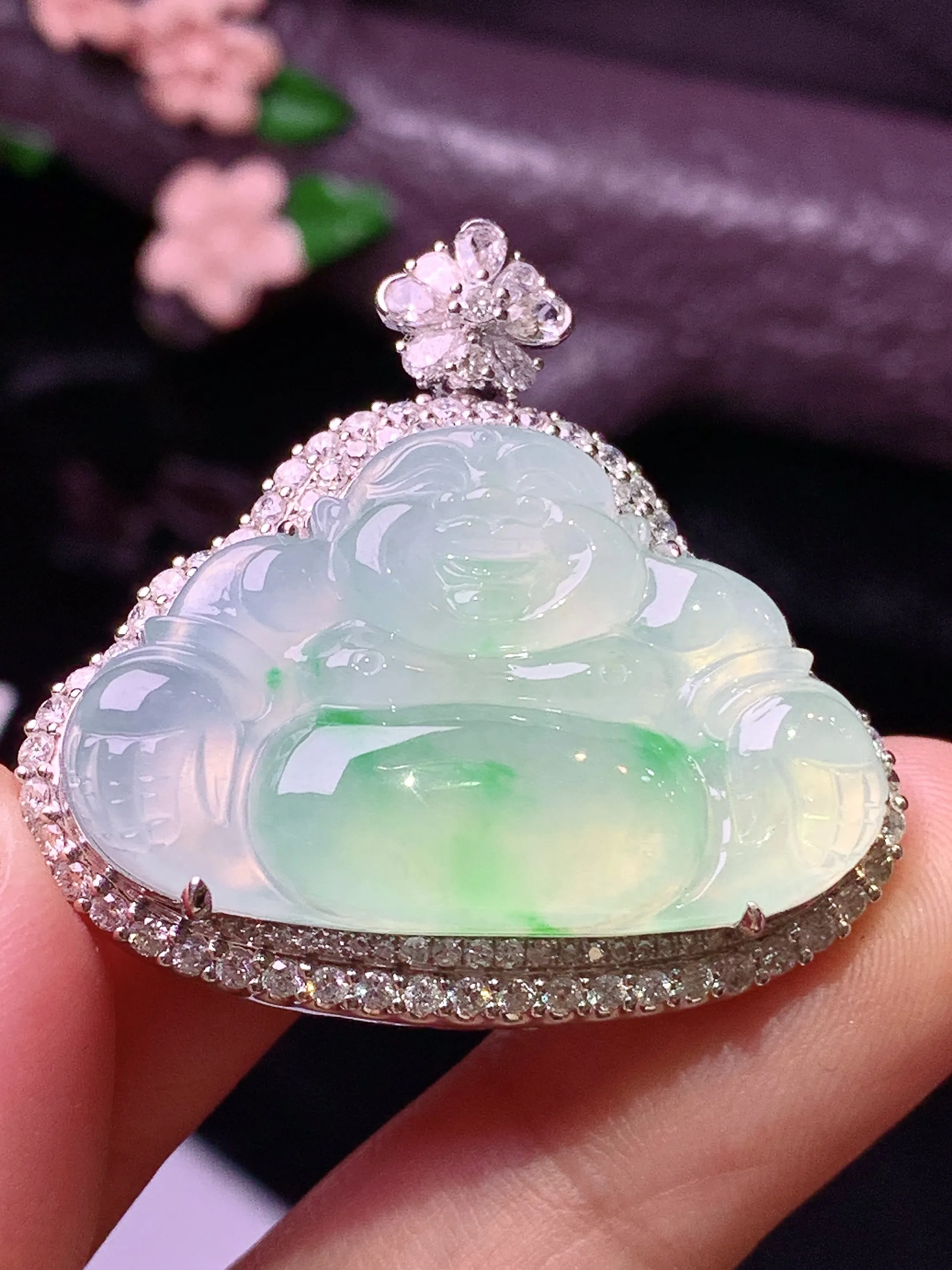 18k金钻镶嵌飘绿佛公吊坠 玉质细腻 色泽清新艳丽 整体尺寸33.8*35.5*12.6