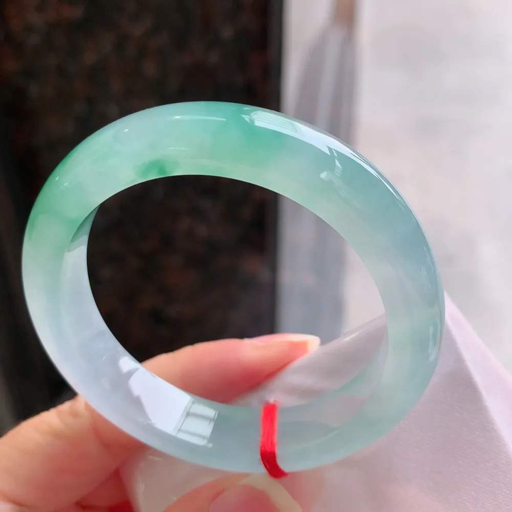 正圈冰玻绿 微棉絮不影响 无纹裂 尺寸:51.1/11.7/8.2 种色俱佳 