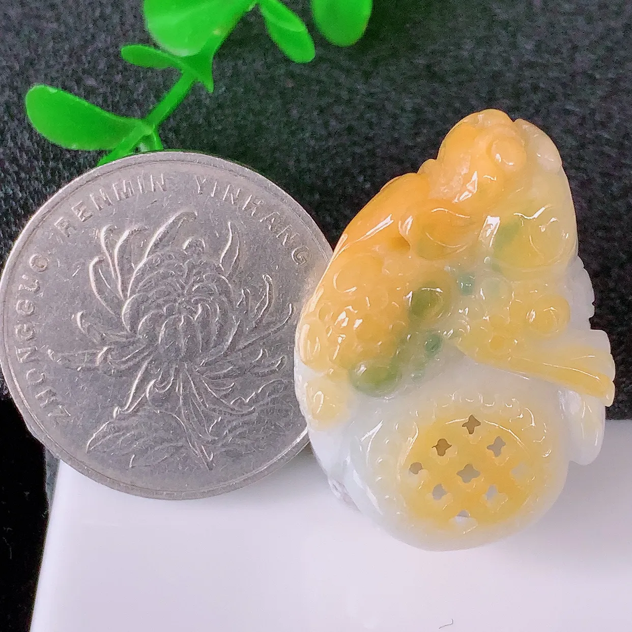 自然光实拍，冰润黄翡双彩翡翠招财金蟾吊坠，种老水足，雕工精湛 ，寓意美好，佩戴时尚出众！#60.17