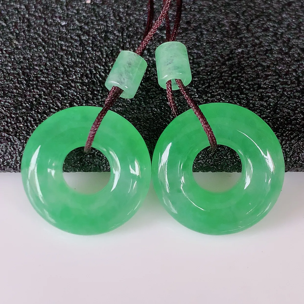 自然光实拍，冰种满绿翡翠一对平安扣耳坠，翠色灵动，玉质细腻，颜色漂亮，品相佳，佩戴佳品！配图银线 #57.17