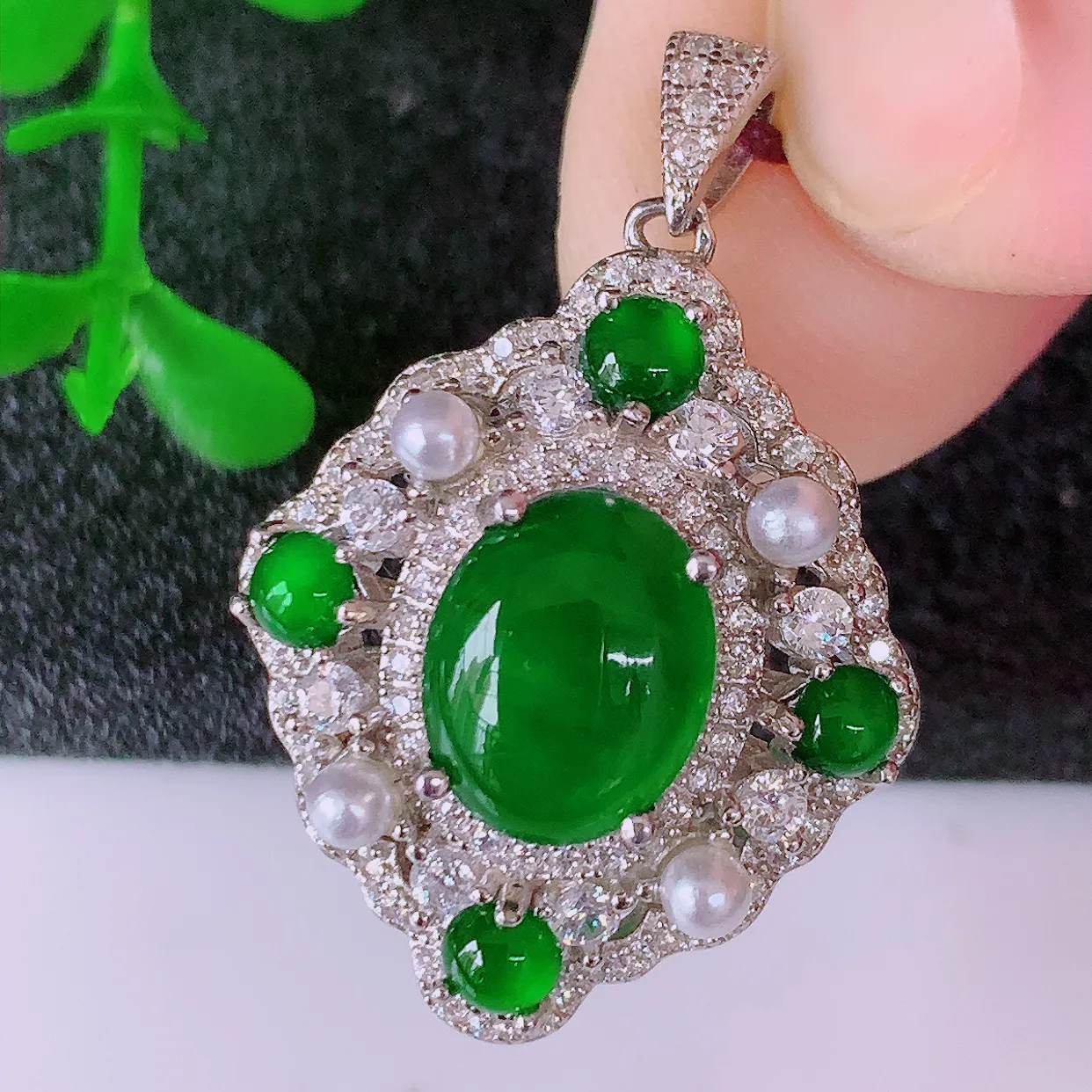 冰透满绿翡翠925银镶嵌吊坠，自然光实拍，翠色灵动，颜色漂亮，种老水足，品相佳，佩戴佳品！#97.1