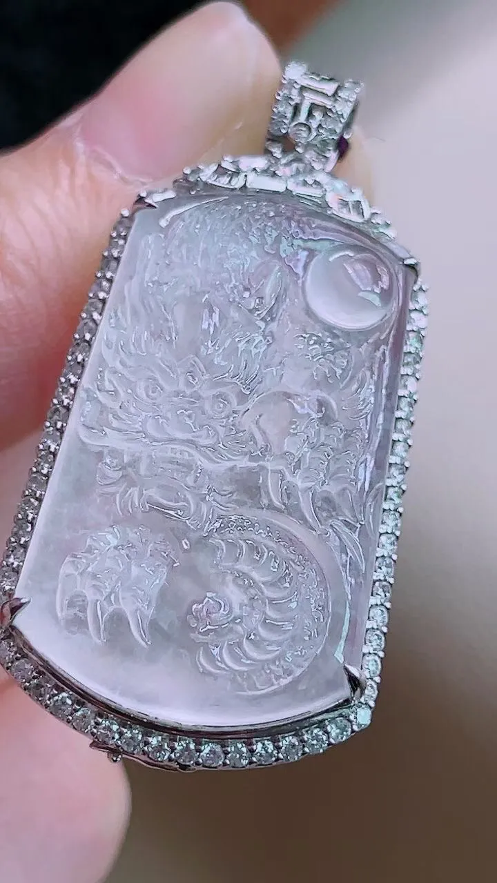 【翡翠名称】老坑种18K镶高冰龙牌吊坠
【翡翠尺寸】含金44/21.4/9.6mm
【翡翠描述】缅甸天然翡翠A货，种老水足，玉质细腻，色泽靓丽，性价比高，佩戴效果好！