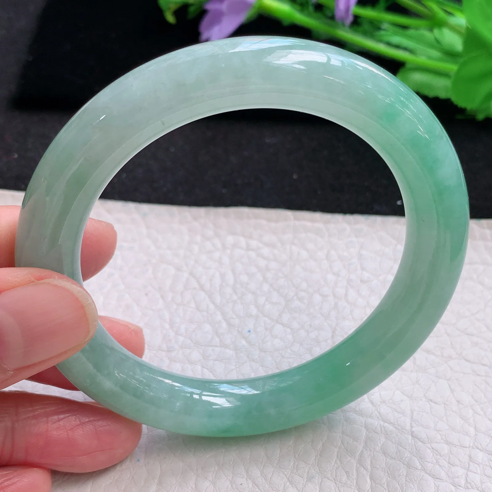 xh自然光57*10.5美人镯 缅甸翡翠冰绿水灵圆条玉手镯 平安镯