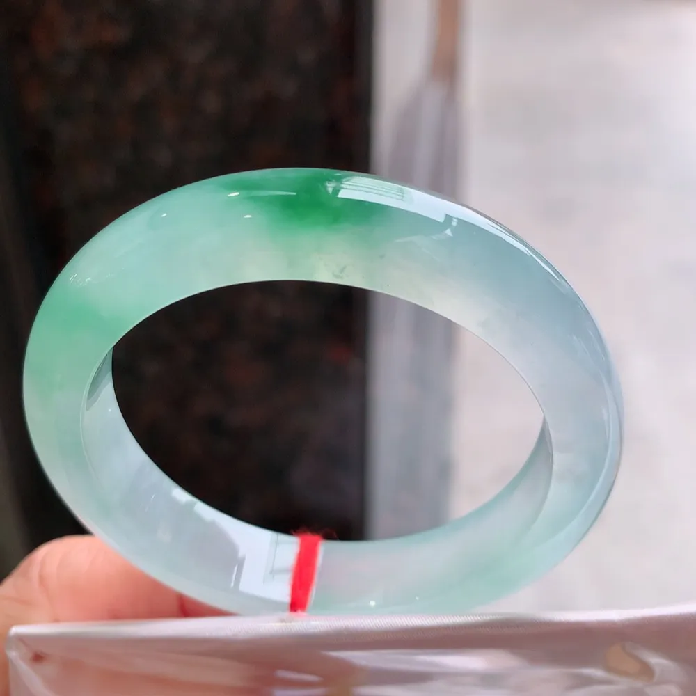 正圈冰玻绿 微棉絮不影响 无纹裂 尺寸:51.1/11.7/8.2 种色俱佳 