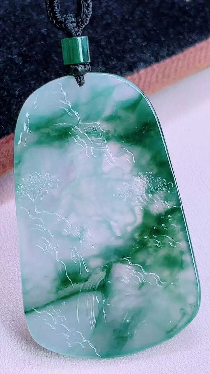 【翡翠名称】老坑种冰飘花山水观音挂件
【翡翠尺寸】67.7/42.4/5mm
【翡翠描述】缅甸天然翡翠A货，种老水足，玉质细腻，色泽靓丽，性价比高，佩戴效果好！