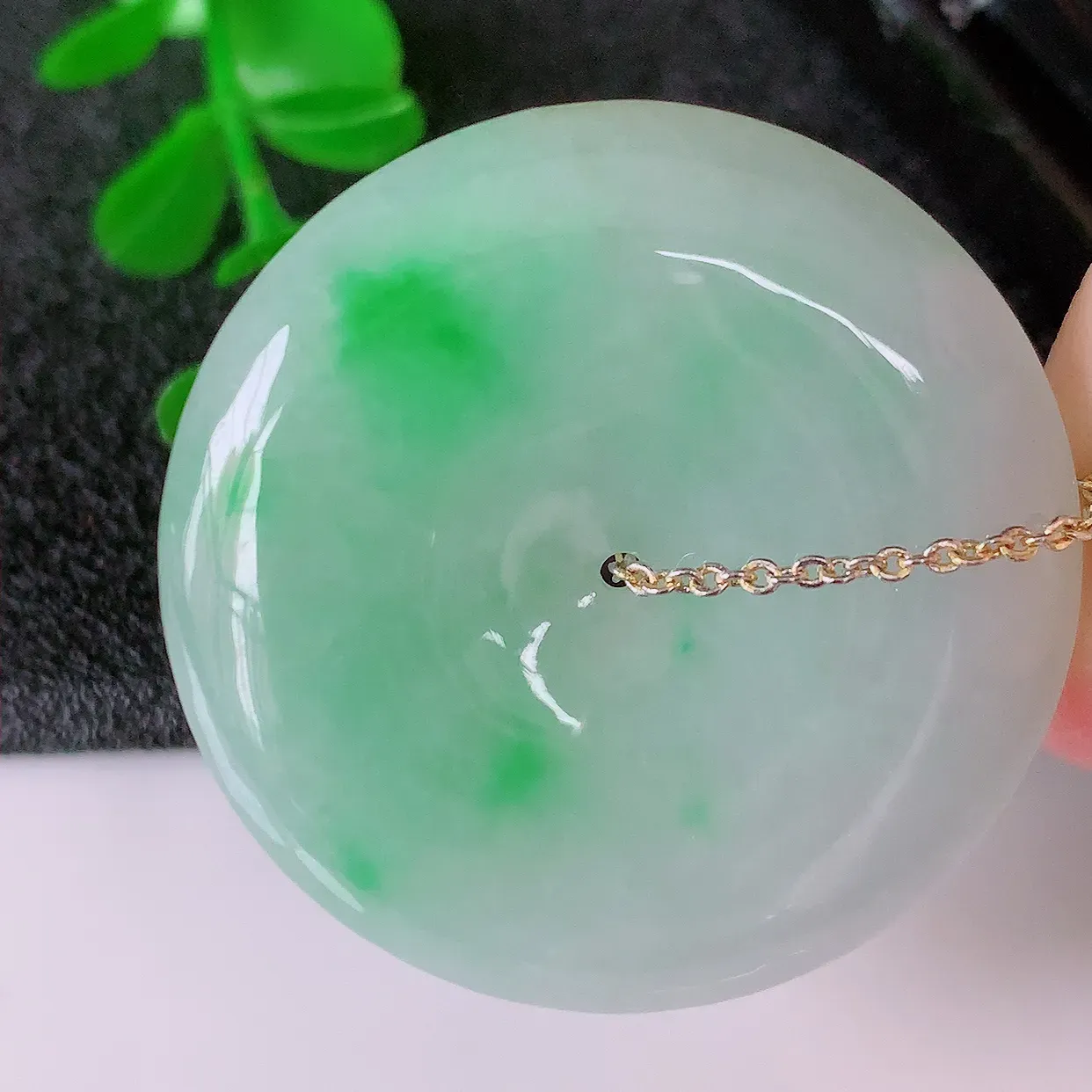 自然光实拍，水润飘阳绿翡翠平安扣吊坠，品相佳，美感十足，寓意平平安安，平安扣佩戴精美时尚！#57.17