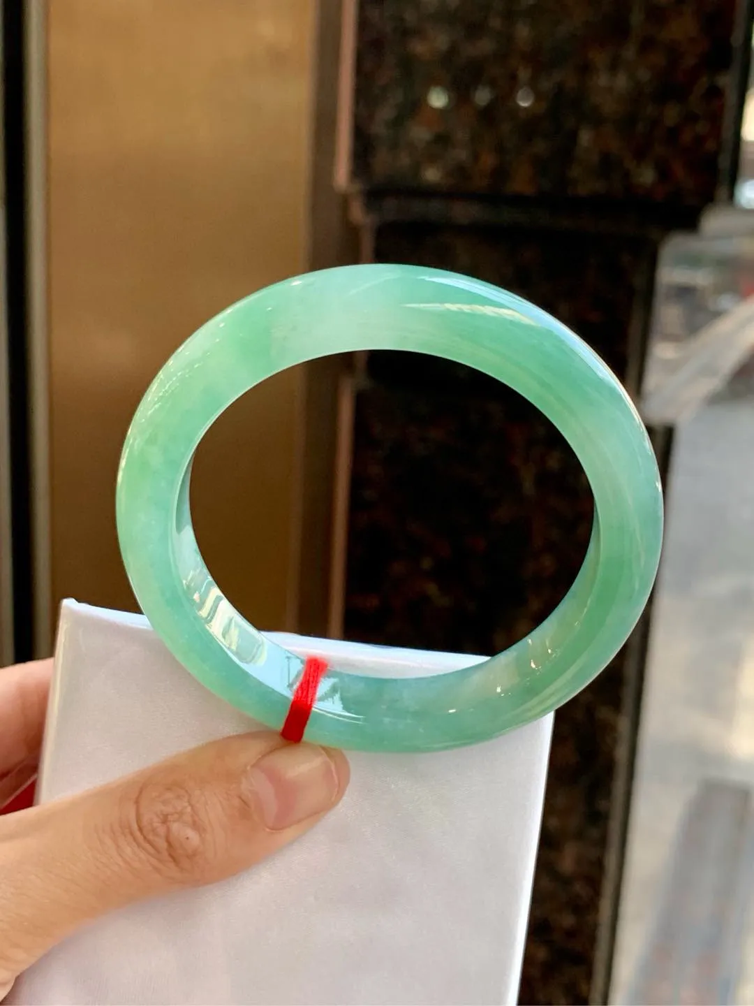 冰绿正圈
57.2-12.3-9.3（57.5-58都可戴）
质地冰透水润，色种共存，颜色化的很好，色泽饱满莹润，非常翠绿，意境感极好，宛如冰川绿水一般透亮，🫧实物看非常漂亮，青翠欲滴，上手温柔高贵