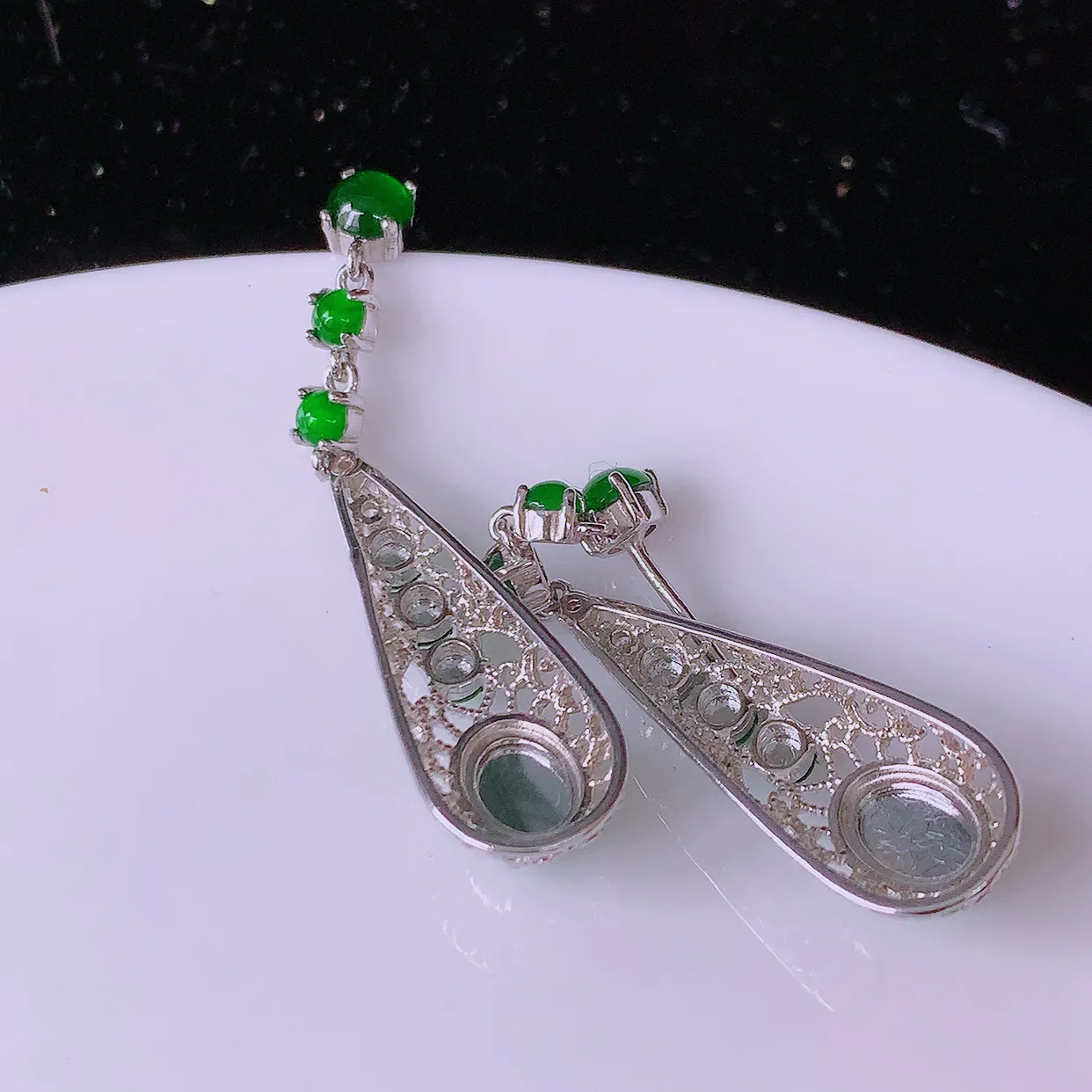 冰透满绿翡翠925银镶嵌耳坠，自然光实拍，翠色灵动，颜色漂亮，种老水足，品相佳，佩戴佳品！#97.17整体42*9.5*5.5取一裸石6.8*5