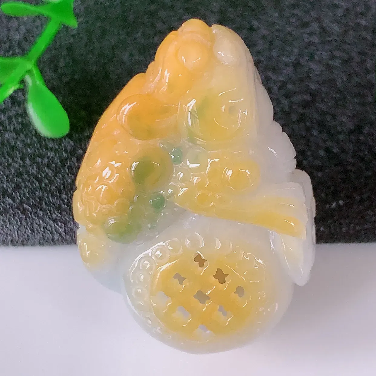 自然光实拍，冰润黄翡双彩翡翠招财金蟾吊坠，种老水足，雕工精湛 ，寓意美好，佩戴时尚出众！#60.17