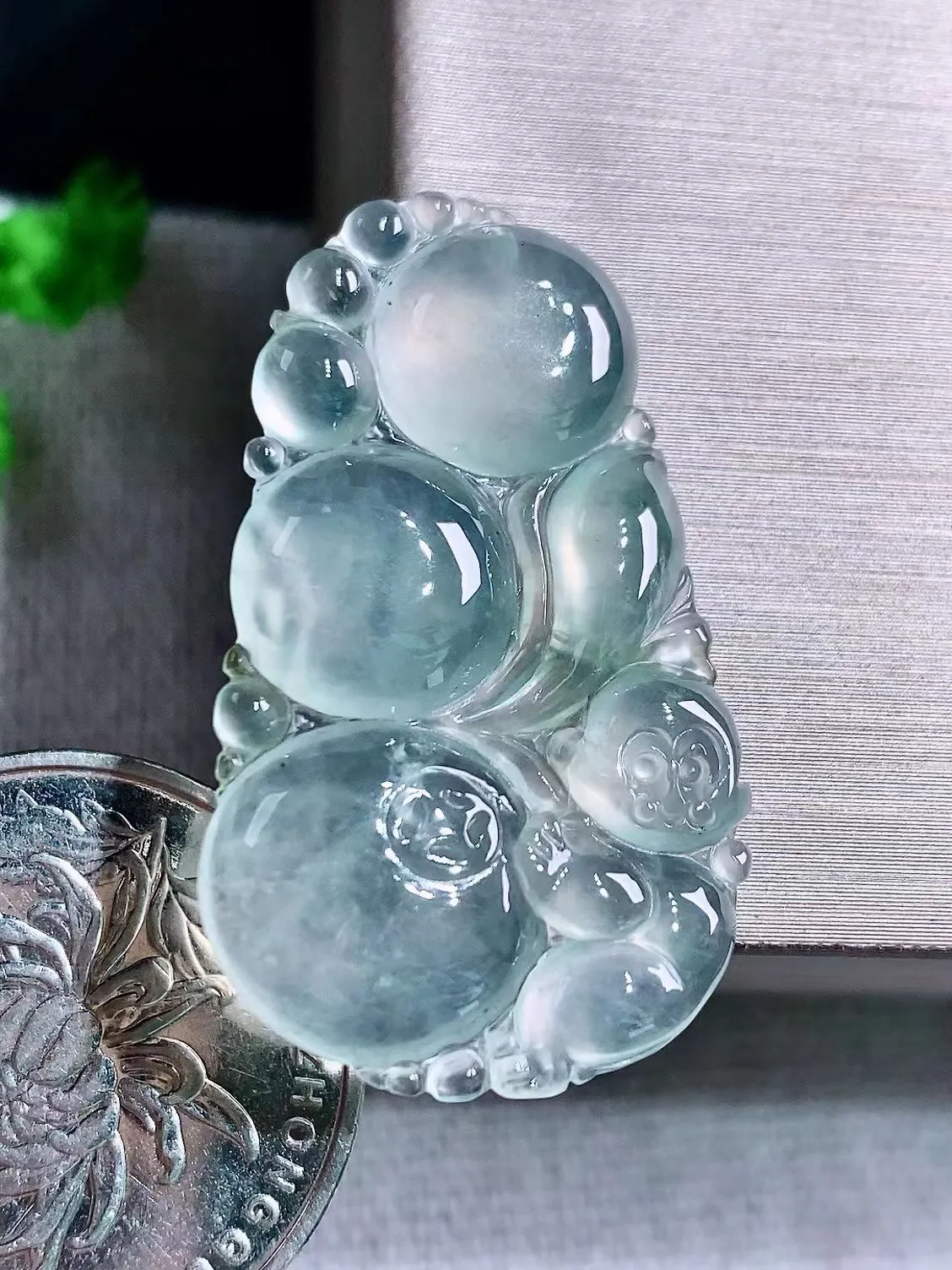 冰种灵猴献瑞吊坠 ，尺寸 35/21/3.9，性价比推荐，细腻水润