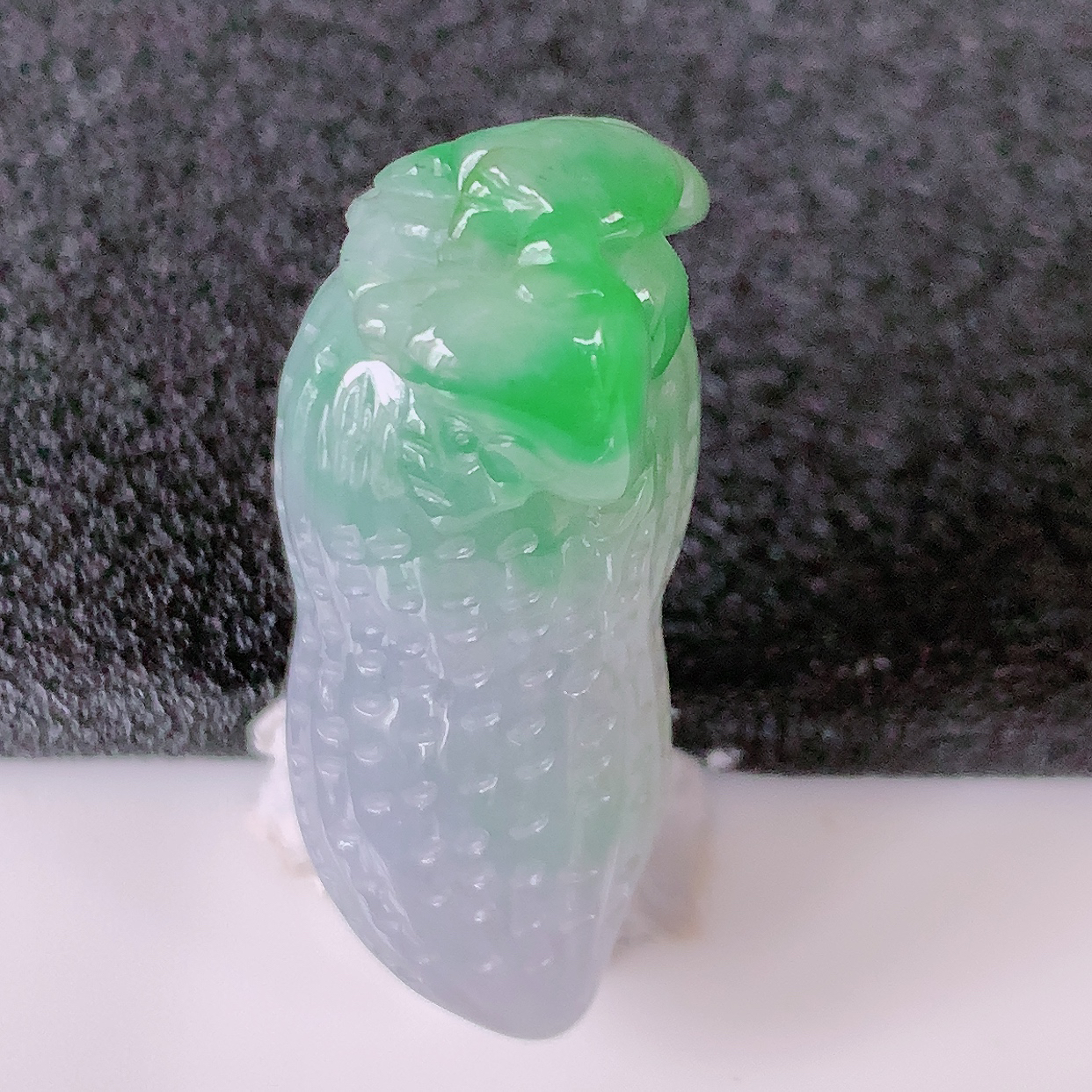 自然光实拍，冰润飘绿生意兴隆花生翡翠吊坠，生意兴隆 ，招财纳福 ，财源滚滚来 ，种水足，雕工精湛，配戴时尚！#81.17