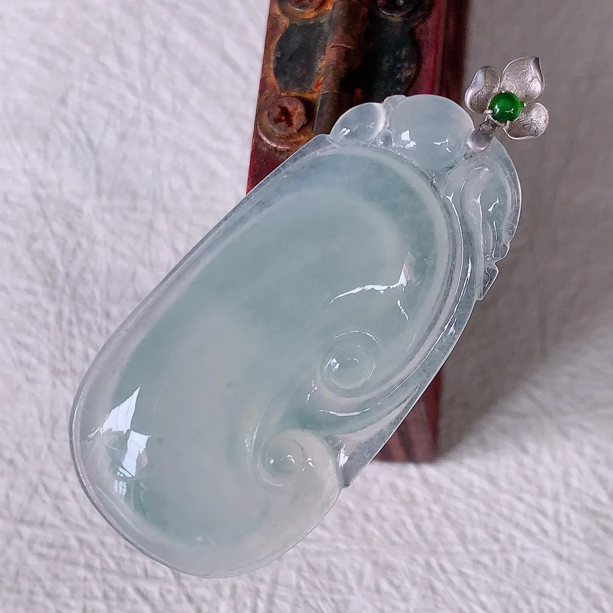 18K金镶嵌冰种翡翠如意吊坠，简单的镶嵌设计、让玉坠百搭又精致，寓意着吉祥，事事如意！#12.17整体44.5裸石38.5*20*5