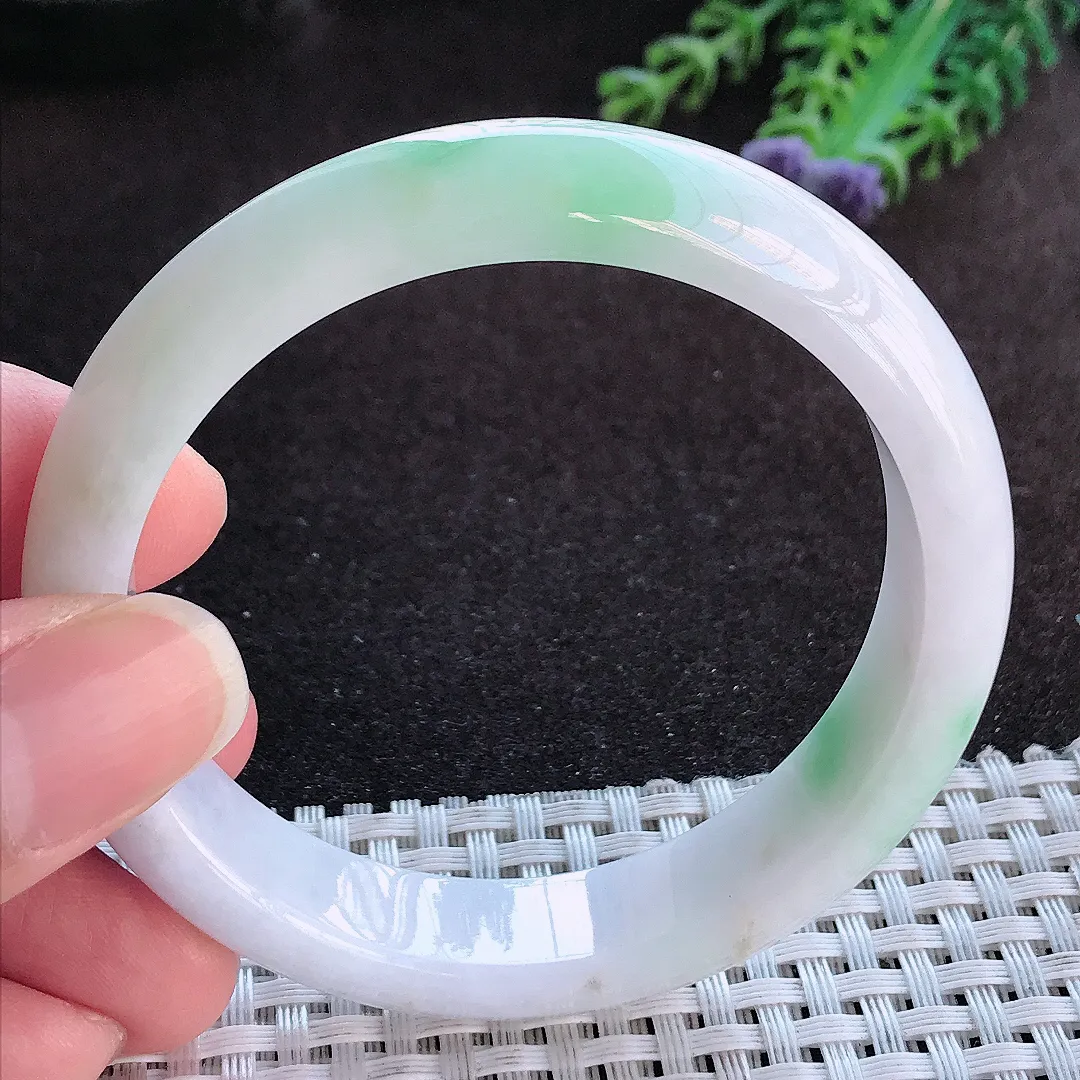 天然a货翡翠55.5/12.8/7.6老坑精美温润飘绿手镯宽边玉手镯