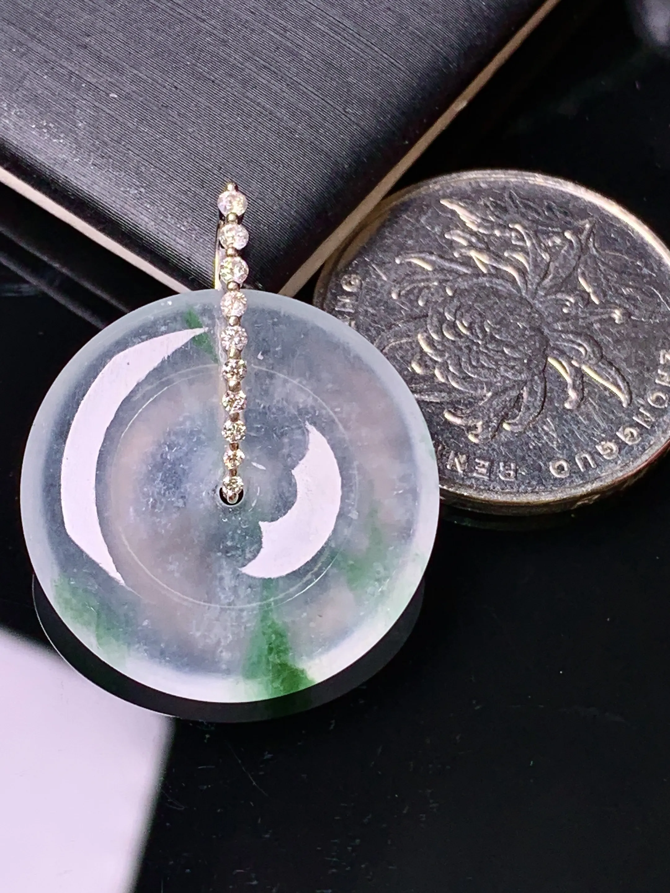 18k金钻镶嵌冰种飘绿平安扣吊坠 玉质细腻 色泽清新艳丽 整体尺寸30*24*4.8