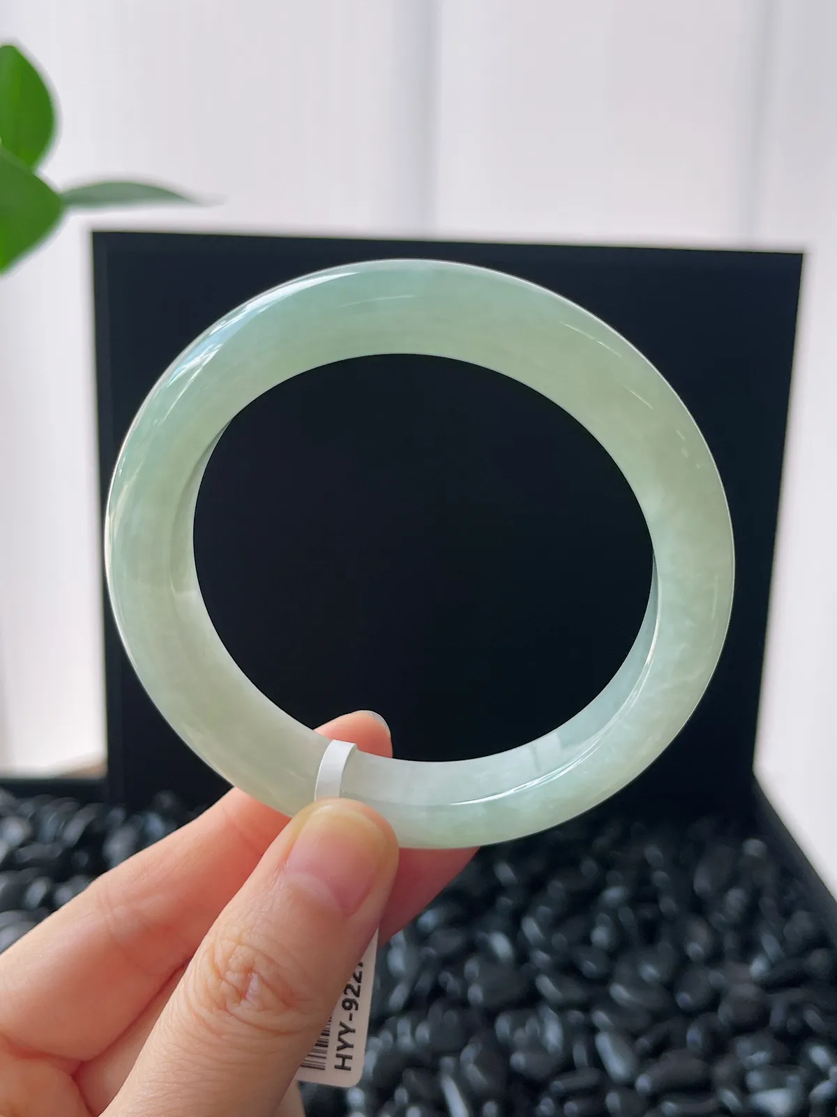 正圈56圈口，翡翠冰糯种淡绿色手镯