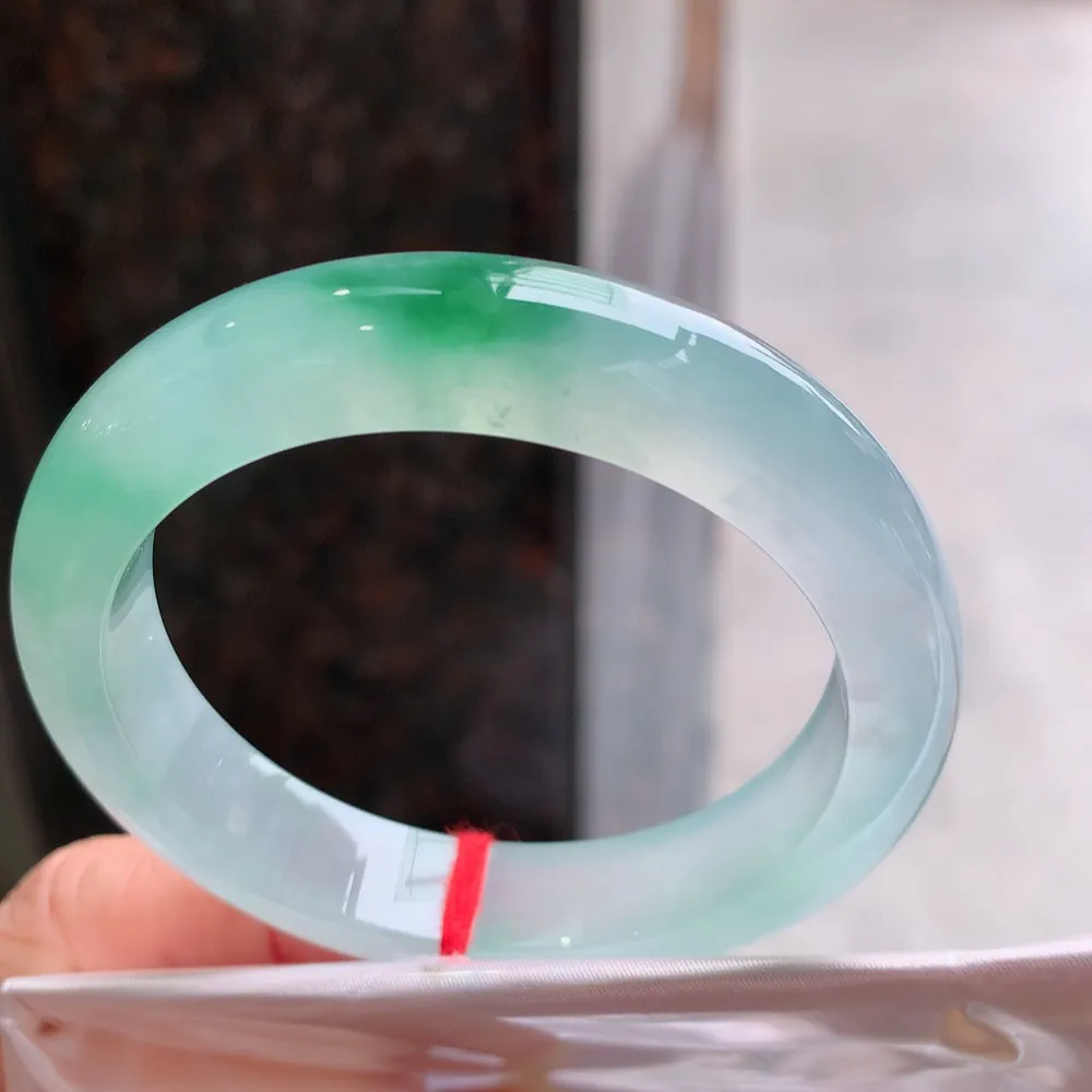 正圈冰玻绿 微棉絮不影响 无纹裂 尺寸:51.1/11.7/8.2 种色俱佳 