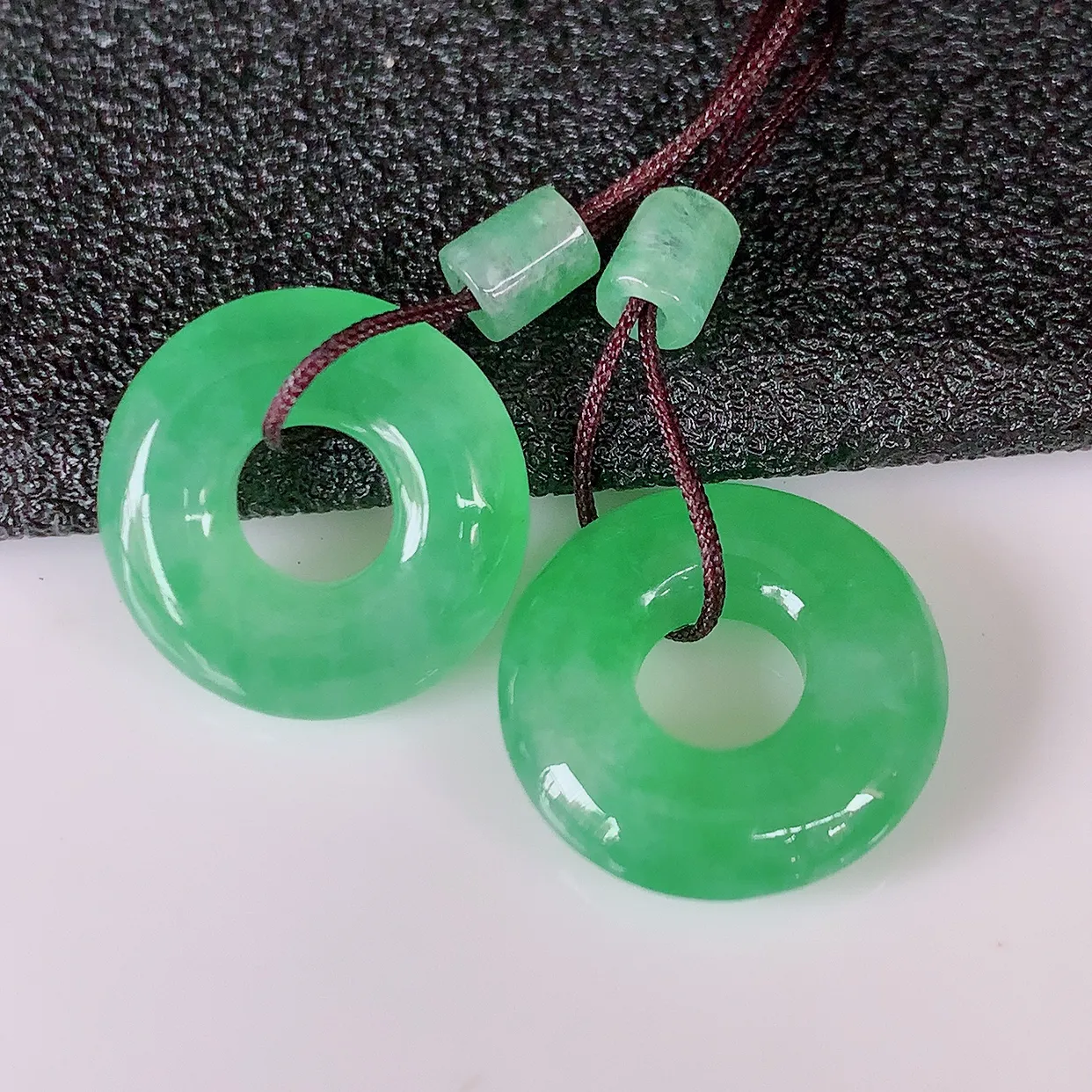 自然光实拍，冰种满绿翡翠一对平安扣耳坠，翠色灵动，玉质细腻，颜色漂亮，品相佳，佩戴佳品！配图银线 #57.17