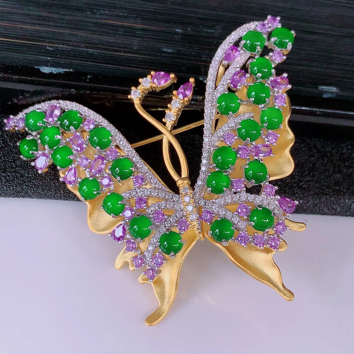 冰透满绿翡翠925银镶嵌蝴蝶胸针，自然光实拍，翠色灵动，颜色漂亮，种老水足，品相佳，佩戴佳品！#97