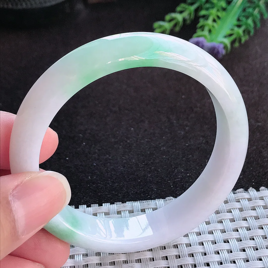 天然a货翡翠55.5/12.8/7.6老坑精美温润飘绿手镯宽边玉手镯