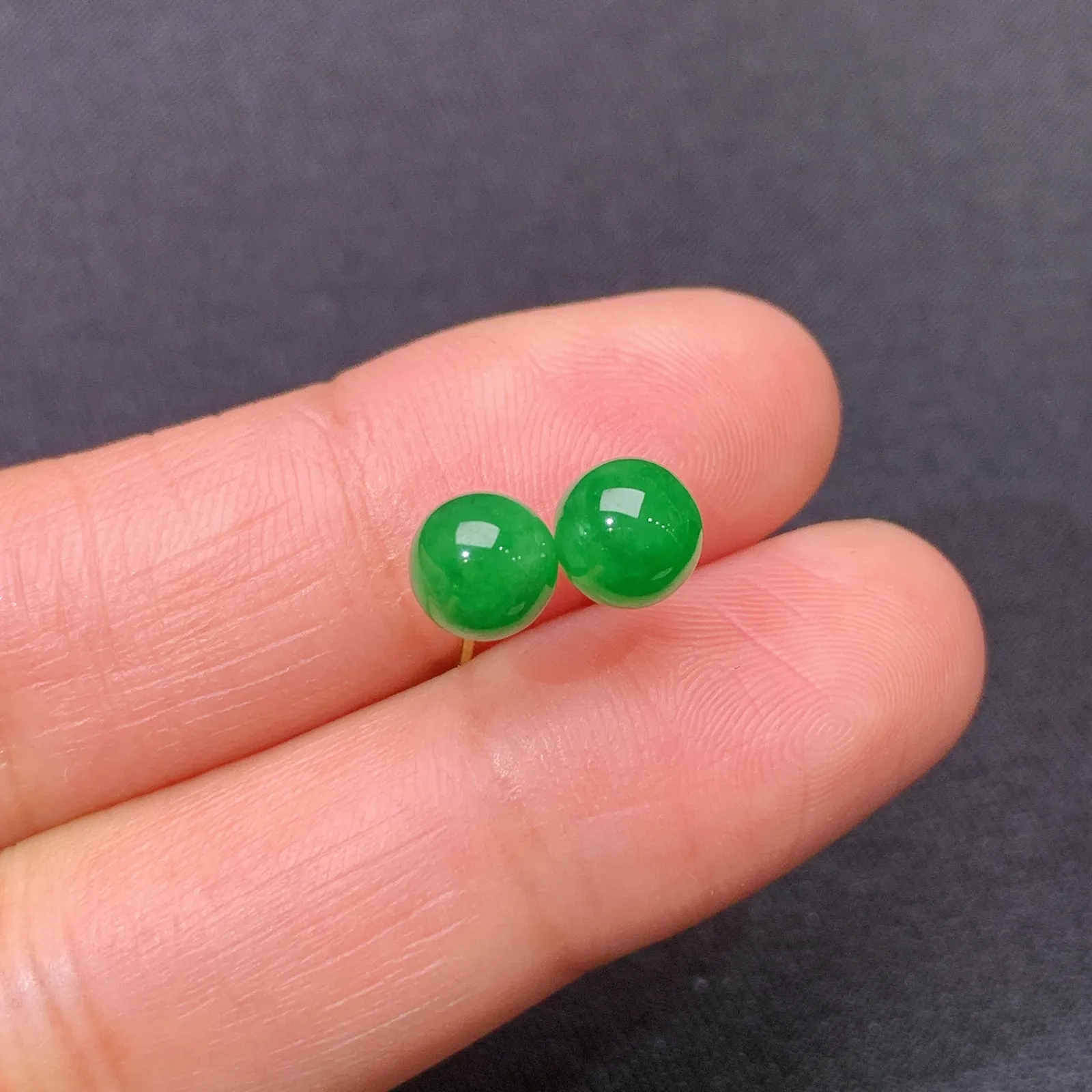 阳绿圆珠耳钉，18k金镶嵌，简约时尚，冰润色阳，种水足 直径5.7