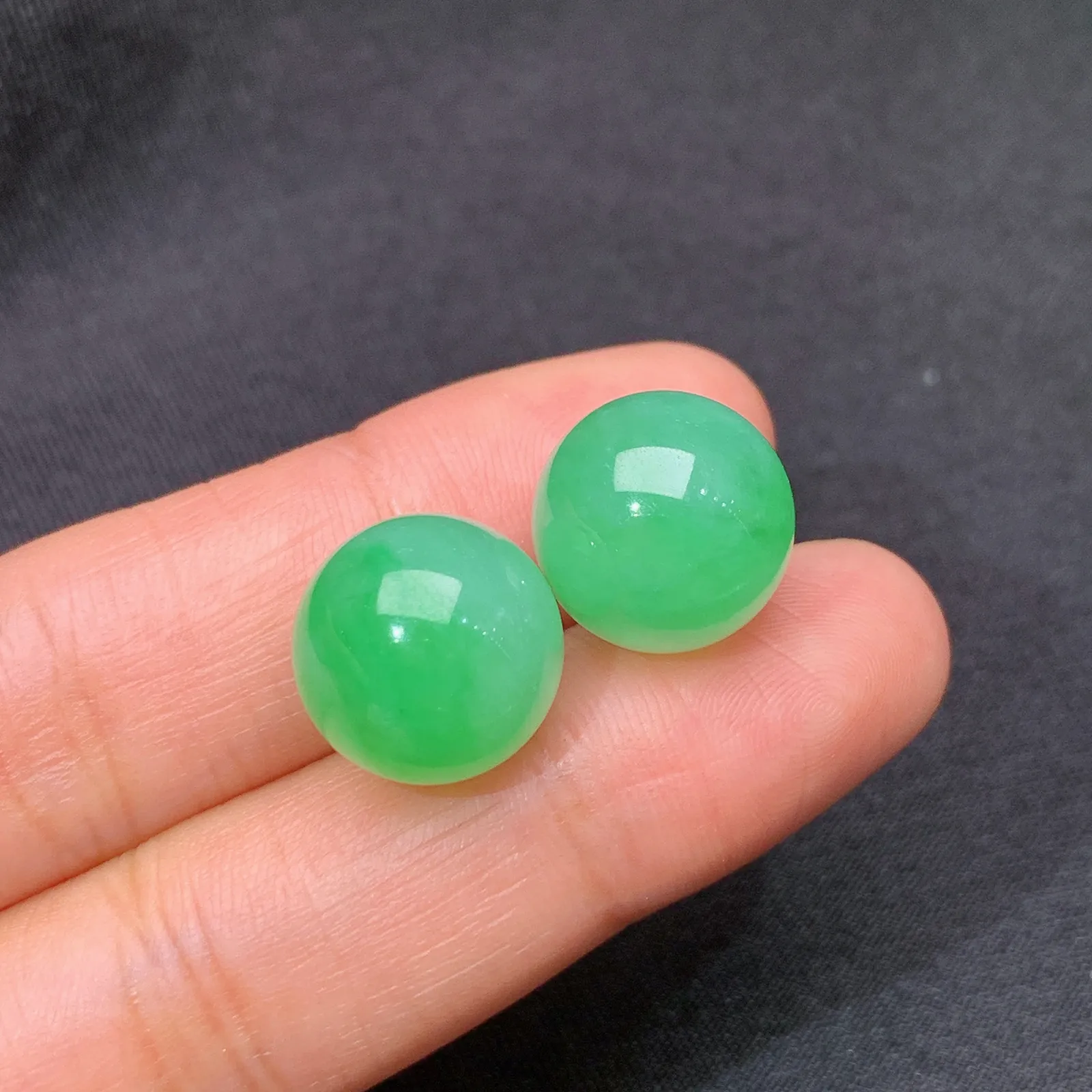 飘绿圆珠一对，镶嵌佳品，冰润色阳，玉质细腻，种水足 直径12.6