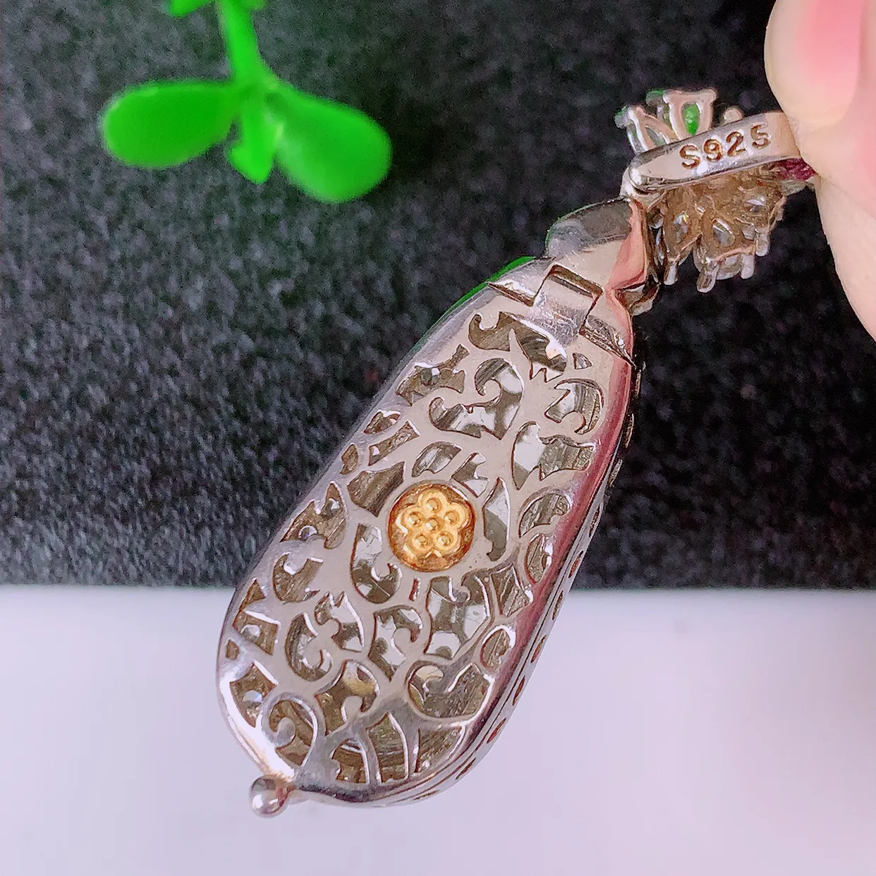 冰透满绿翡翠925银镶嵌福豆吊坠，自然光实拍，翠色灵动，颜色漂亮，种老水足，品相佳，佩戴佳品！#97.17整体37.5*12*7.5 裸石19.5*9.5