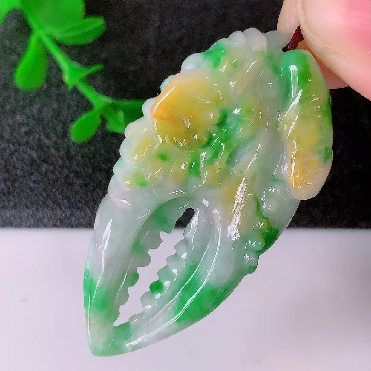 自然光实拍，冰润黄加绿翡翠八方来财吊坠，种老水足，雕工精湛 ，寓意美好，佩戴时尚出众！#60.17