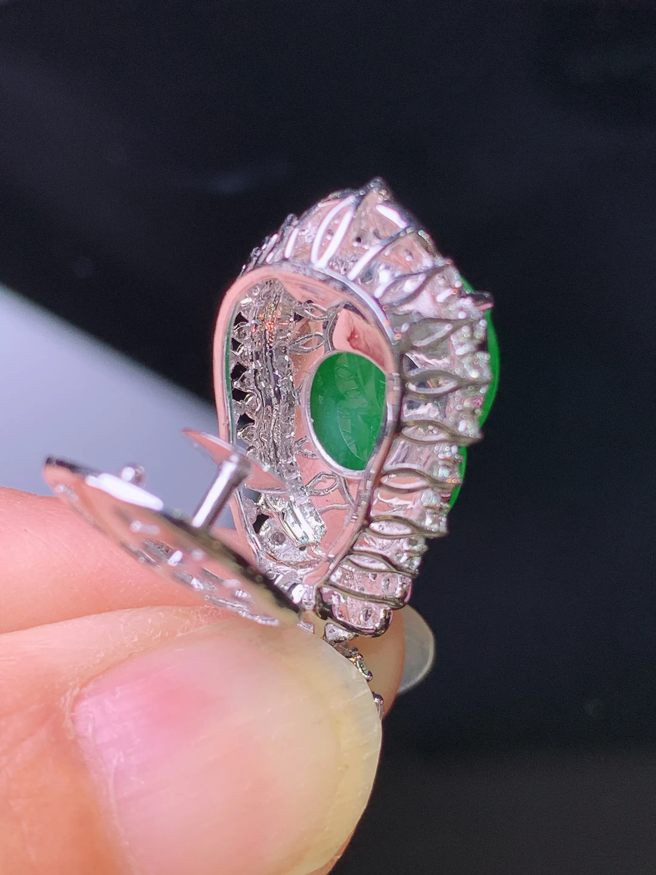 18k金钻镶嵌翠绿葫芦吊坠 玉质细腻 色泽清新艳丽 整体尺寸29.8*15.2*11.7