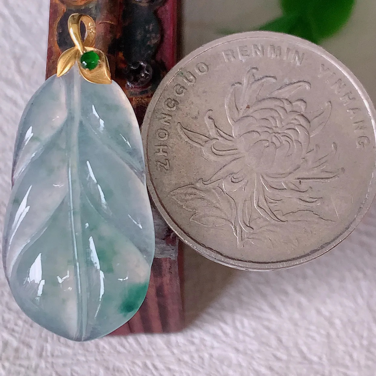 18K金镶嵌冰种飘花翡翠叶子吊坠 ，种水足，色泽清新，工艺精湛，寓意美好；金枝玉叶，事业有成。#12.17